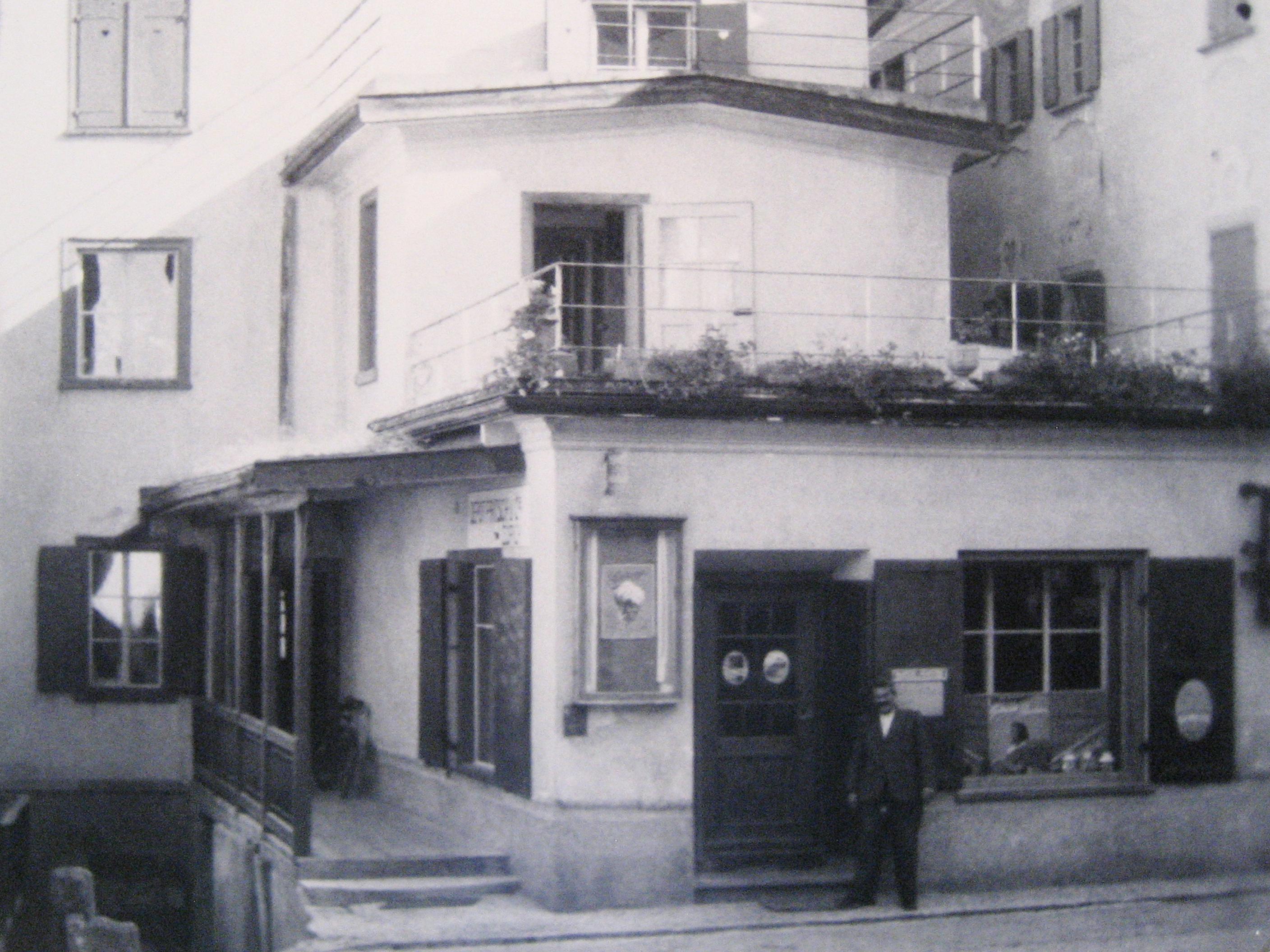 Giuseppe Badilatti vor seinem Lebensmittelladen, 1915