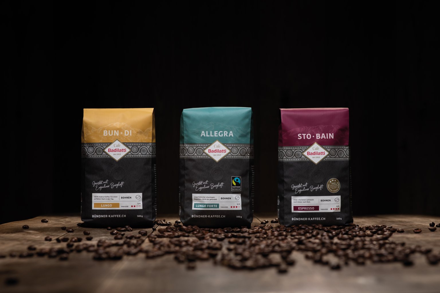 Kaffeeverpackungen im neuen Design in 3er Serie.