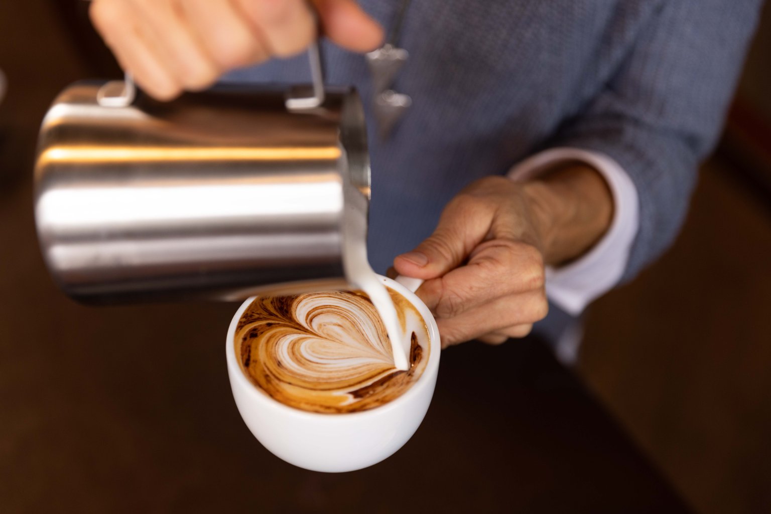 Milchschaum einfüllen in Cappuccino Tasse mit Herz.